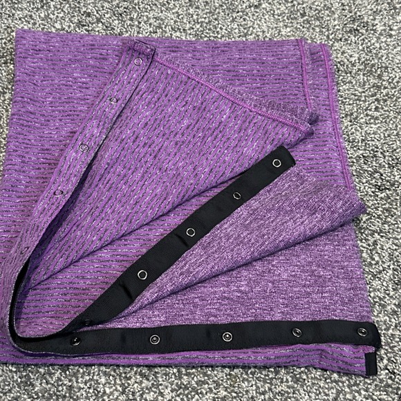 Lululemon Vinyasa Scarf Purple black Logo Snap Closure Women's One Size - Picture 2 of 4